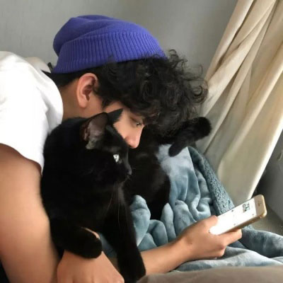 男生抱宠物头像(精选18张)