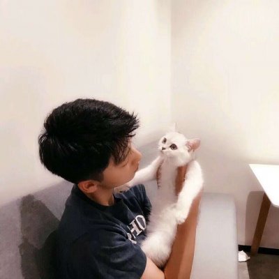 一男一女带宠物的情侣头像(精选22张)