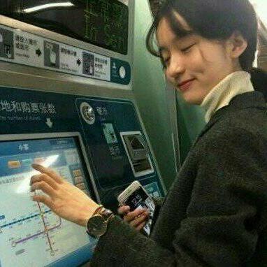 高清好看的女生头像个性时尚伤感图片(28张)