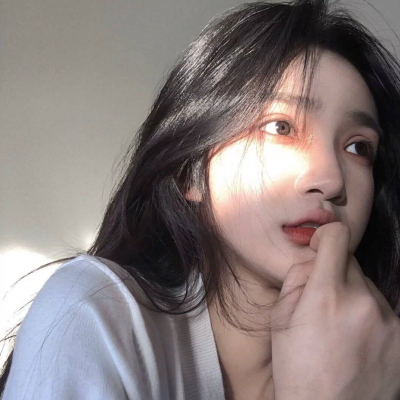 高清好看的微信女头真人ins风格图片(精选24张)