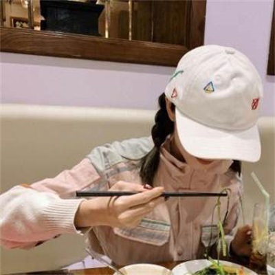 女生真人戴帽子头像(精选24张)