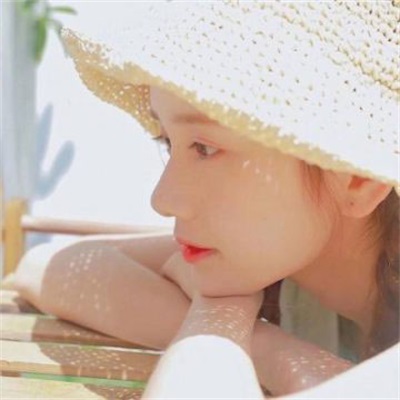 女生真人戴帽子头像(精选24张)