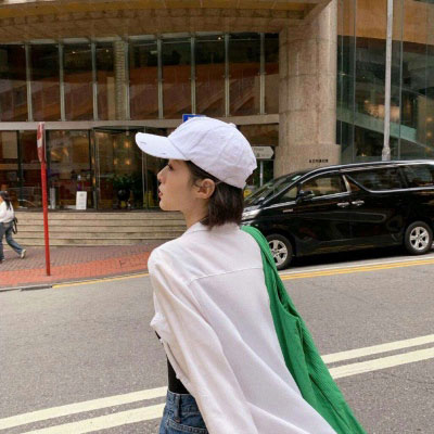 女生真人戴帽子头像(精选24张)