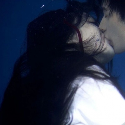 吻在一起的情侣头像(33张)