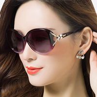 戴墨镜的稳重浪漫霸气女生头像(精选18张)