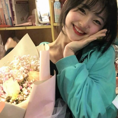 女生手拿花侧面头像(精选32张)
