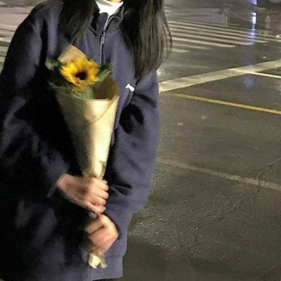 女生手拿花侧面头像(精选32张)