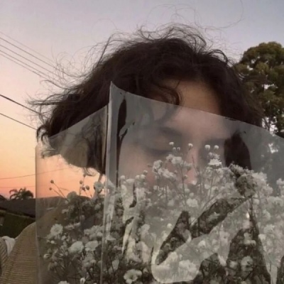 女生手拿花侧面头像(精选32张)