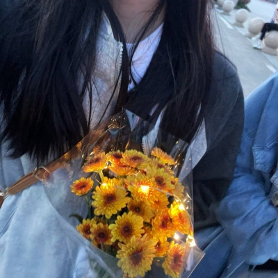 女生手拿花侧面头像(精选32张)