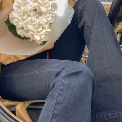 女生手拿花侧面头像(精选32张)