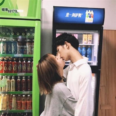 情侣头像接吻一对两张亲密(精选18张)