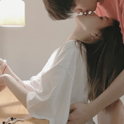 吻在一起的情侣头像真人(16张)