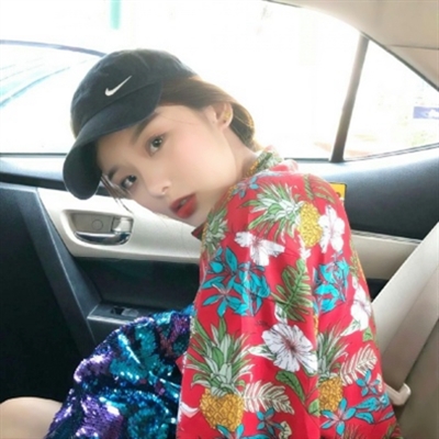 好看的戴帽子女头像(精选22张)