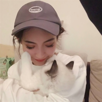 好看的戴帽子女头像(精选22张)