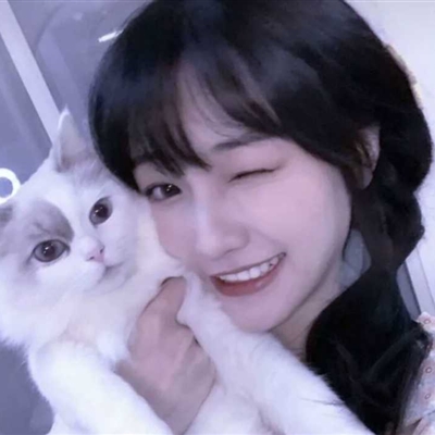 美女抱着宠物的图片头像大全(精选24张)