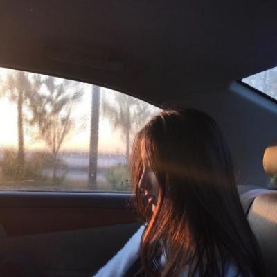 高清好看的意境伤感头像女生图片(28张)