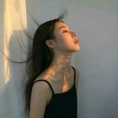 仰望天空女生头像(优选14张)