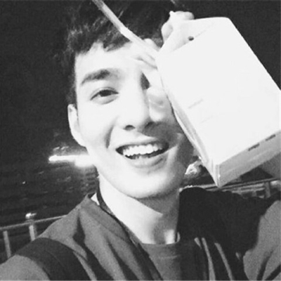 帅气黑白男生快手专用头像(优选18张)