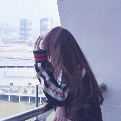 头像女生背影或侧面高清图片(优选22张)