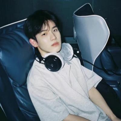 2023头像男生帅气潮流高清图片(共24张)