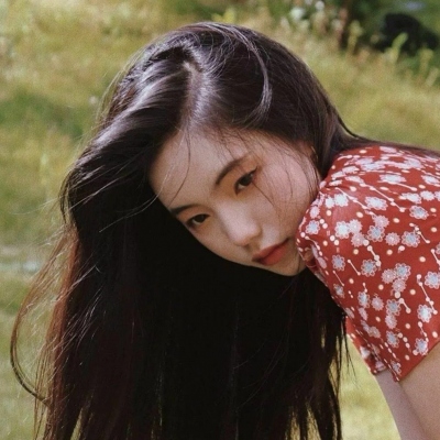 高清暖色调的治愈系头像女生图片(精选20张)