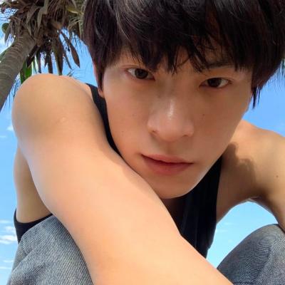 又简单又好看的头像男(共18张)