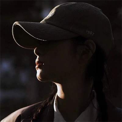 高清好看的高冷女生头像霸气黑色系图片(18张)