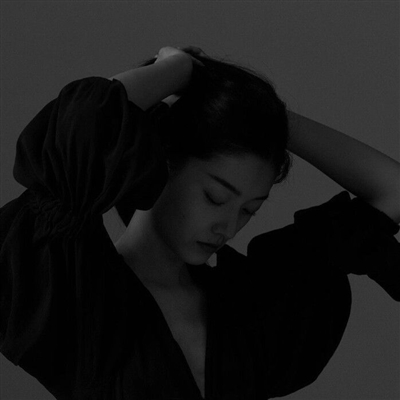 高清好看的高冷女生头像霸气黑色系图片(18张)