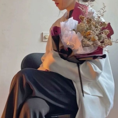 鲜花女孩头像唯美图片大全(优选18张)