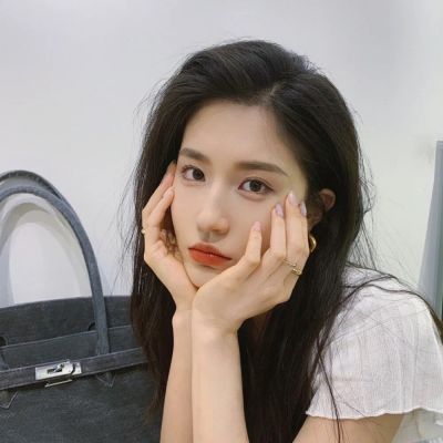 浪漫氛围女生头像真人高清图片(共16张)