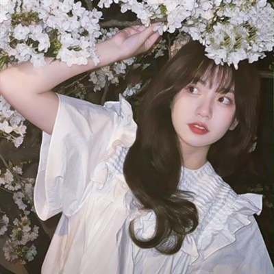 浪漫氛围女生头像真人高清图片(共16张)