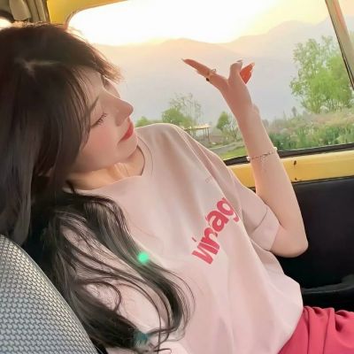 2023很好看手捧鲜花的美女头像合集(18张)