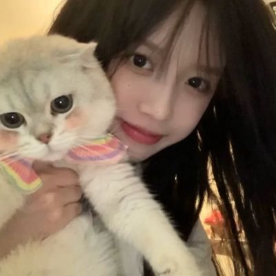 2023很好看手捧鲜花的美女头像合集(18张)