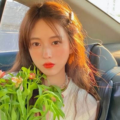 2023很好看手捧鲜花的美女头像合集(18张)