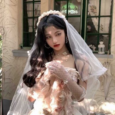 2023很好看手捧鲜花的美女头像合集(18张)