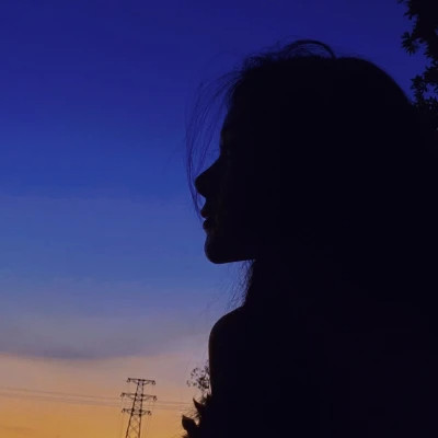 高清氛围感的女生微信头像图片(18张)