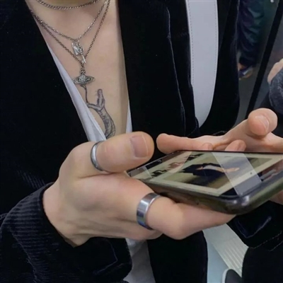 高级感十足的头像男(共18张)