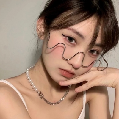 成熟且有深度的头像女生(精选18张)