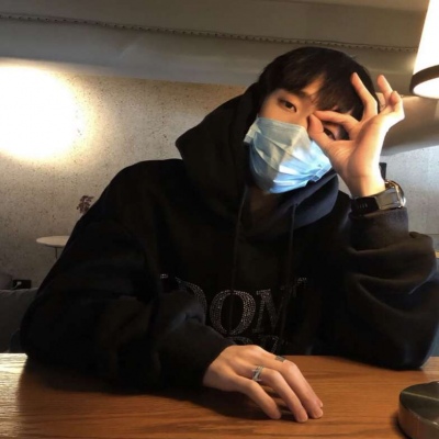 很丧很抑郁的男头像真人(精选18张)