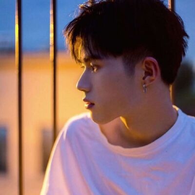 帅到炸裂的氛围感男生好看头像(共18张)