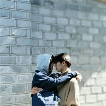 拥抱在一起的情侣头像图片(精选18张)