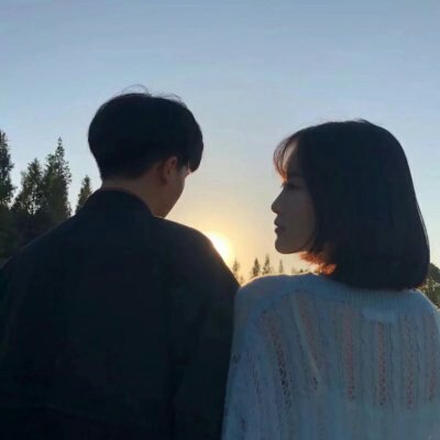 拥抱在一起的情侣头像图片(精选18张)