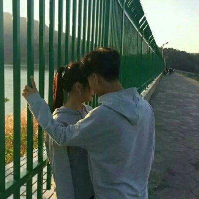 拥抱在一起的情侣头像图片(精选18张)