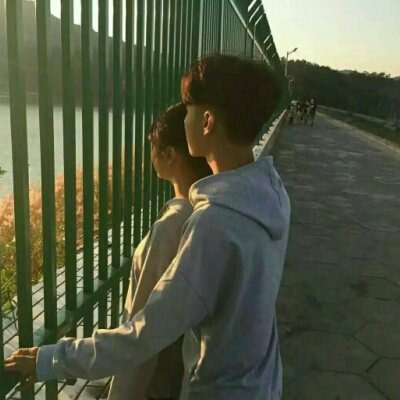 拥抱在一起的情侣头像图片(精选18张)