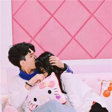 拥抱在一起的情侣头像图片(精选18张)