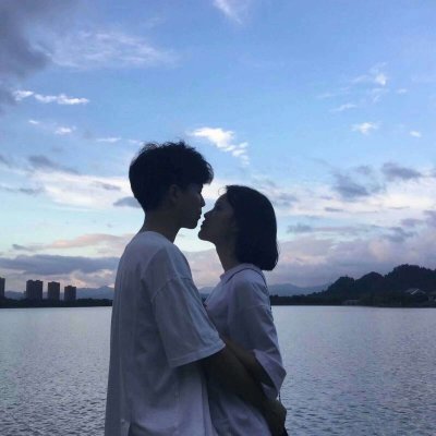 互相拥抱的情侣头像一男一女(优选18张)