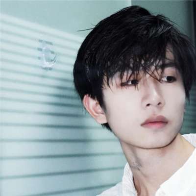 最近比较火的男生头像图片(共18张)
