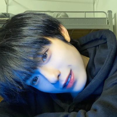 最近比较火的男生头像图片(共18张)