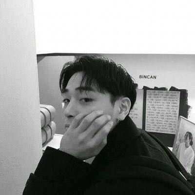 最近比较火的男生头像图片(共18张)