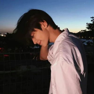 最近比较火的男生头像图片(共18张)